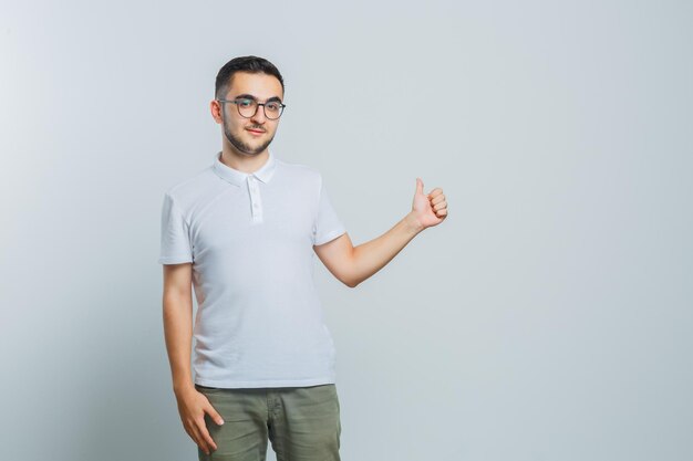 Hombre joven expresivo posando en el estudio