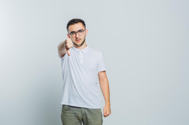 Hombre joven expresivo posando en el estudio