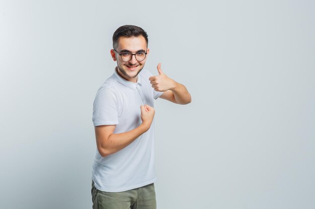 Hombre joven expresivo posando en el estudio