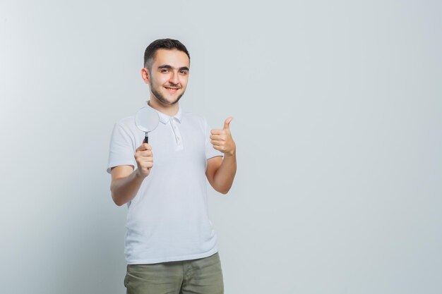 Hombre joven expresivo posando en el estudio