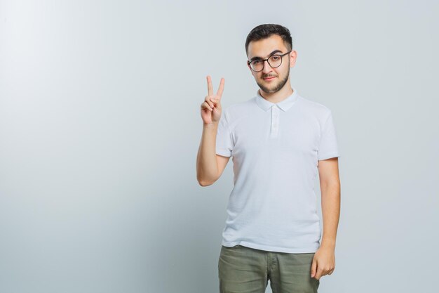 Hombre joven expresivo posando en el estudio