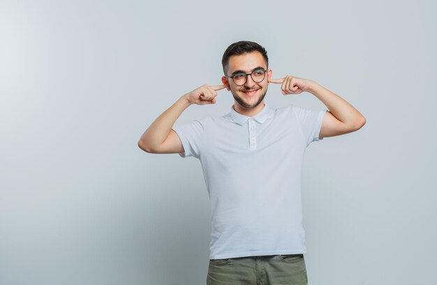 Hombre joven expresivo posando en el estudio