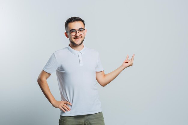 Hombre joven expresivo posando en el estudio