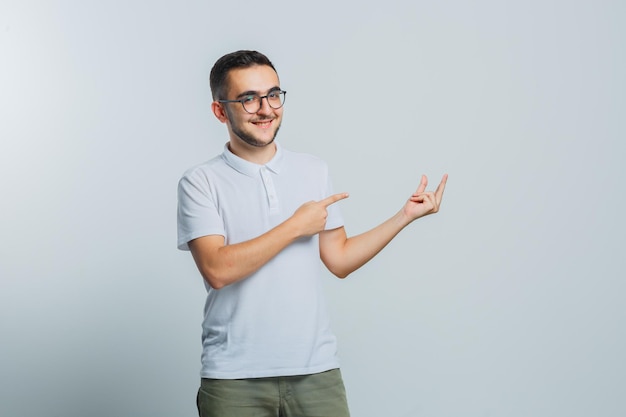 Hombre joven expresivo posando en el estudio