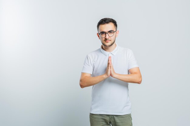 Hombre joven expresivo posando en el estudio