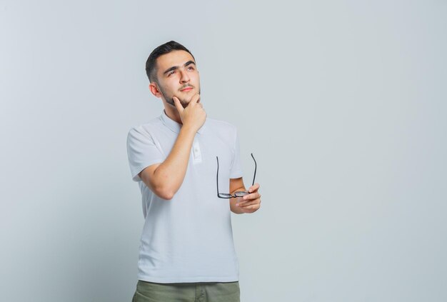 Hombre joven expresivo posando en el estudio