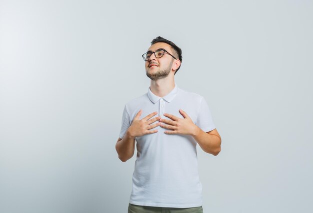 Hombre joven expresivo posando en el estudio