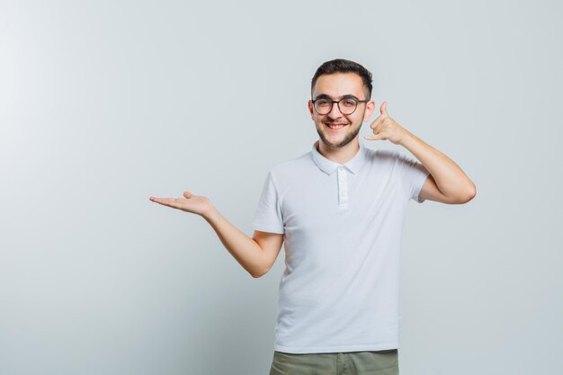 Hombre joven expresivo posando en el estudio