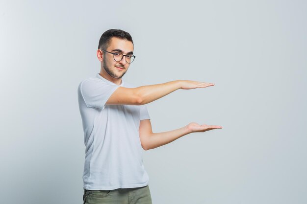 Hombre joven expresivo posando en el estudio