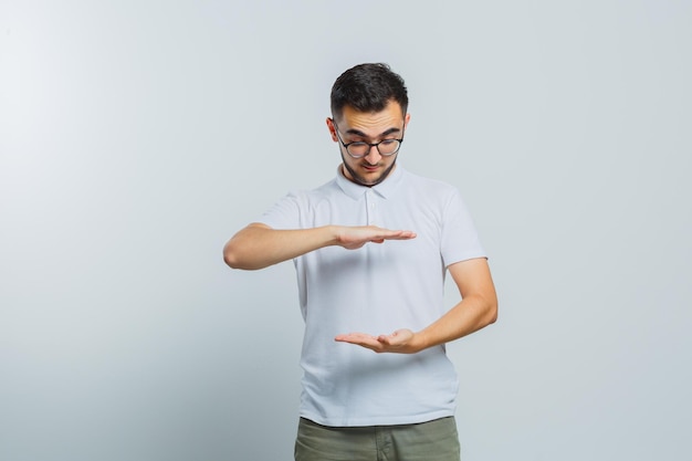 Foto gratuita hombre joven expresivo posando en el estudio