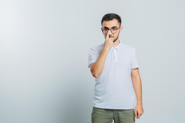 Hombre joven expresivo posando en el estudio