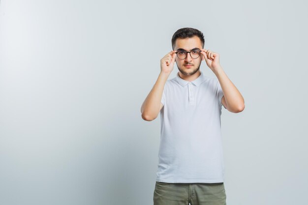 Hombre joven expresivo posando en el estudio