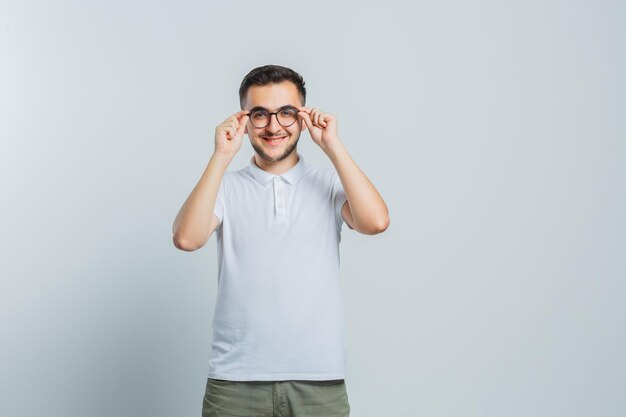 Hombre joven expresivo posando en el estudio