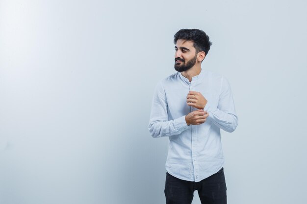 Hombre joven expresivo posando en el estudio