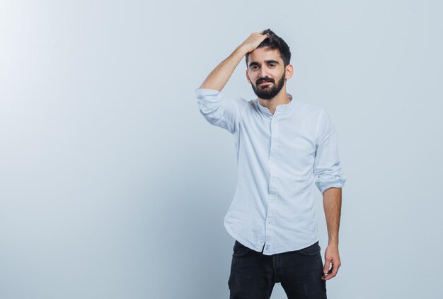 Hombre joven expresivo posando en el estudio