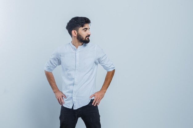 Hombre joven expresivo posando en el estudio