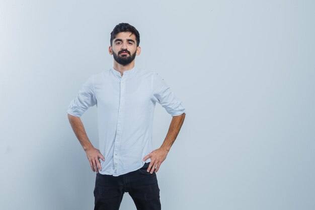 Hombre joven expresivo posando en el estudio