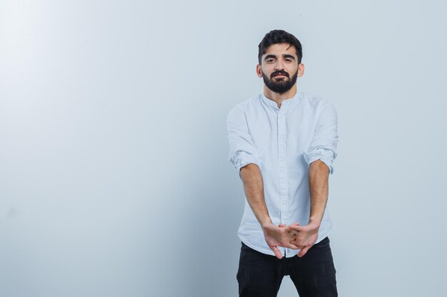 Hombre joven expresivo posando en el estudio