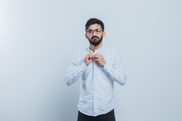 Hombre joven expresivo posando en el estudio