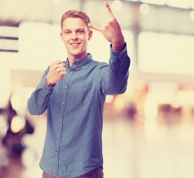 hombre joven feliz gesto de rock