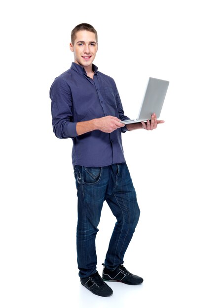 Hombre joven feliz con laptop - aislado en blanco