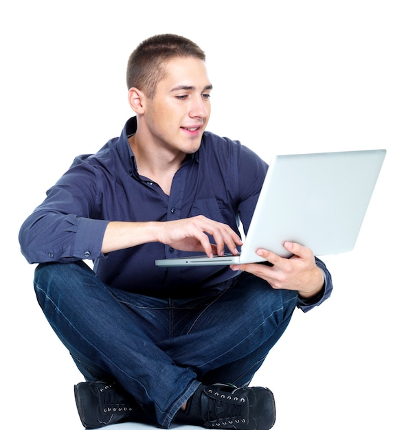 Foto gratuita hombre joven feliz con laptop - aislado en blanco