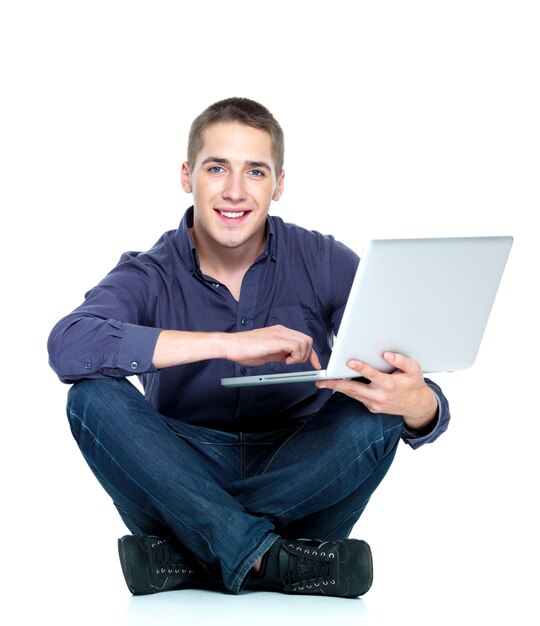 Hombre joven feliz con laptop - aislado en blanco