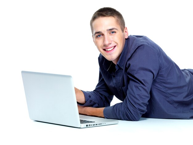 Hombre joven feliz con laptop - aislado en blanco