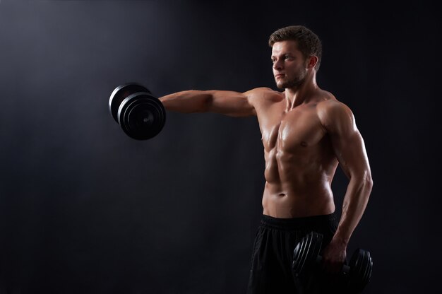 Hombre joven fitness en estudio