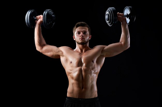 Hombre joven fitness en estudio