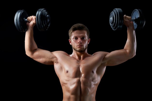 Hombre joven fitness en estudio