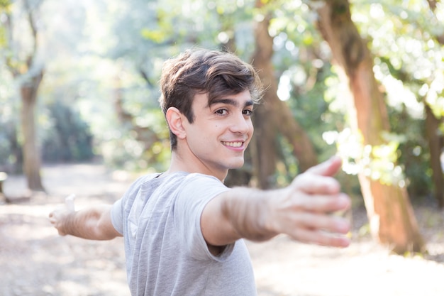 Hombre joven flexible ejercitándose en el parque