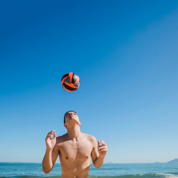 Hombre joven en fútbol playa