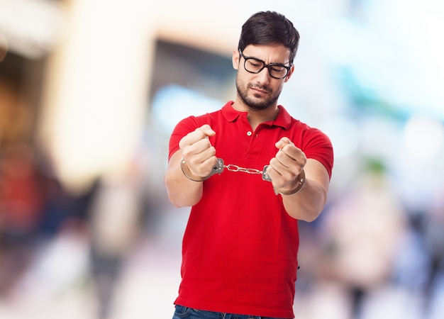 Hombre joven con gafas arrestado