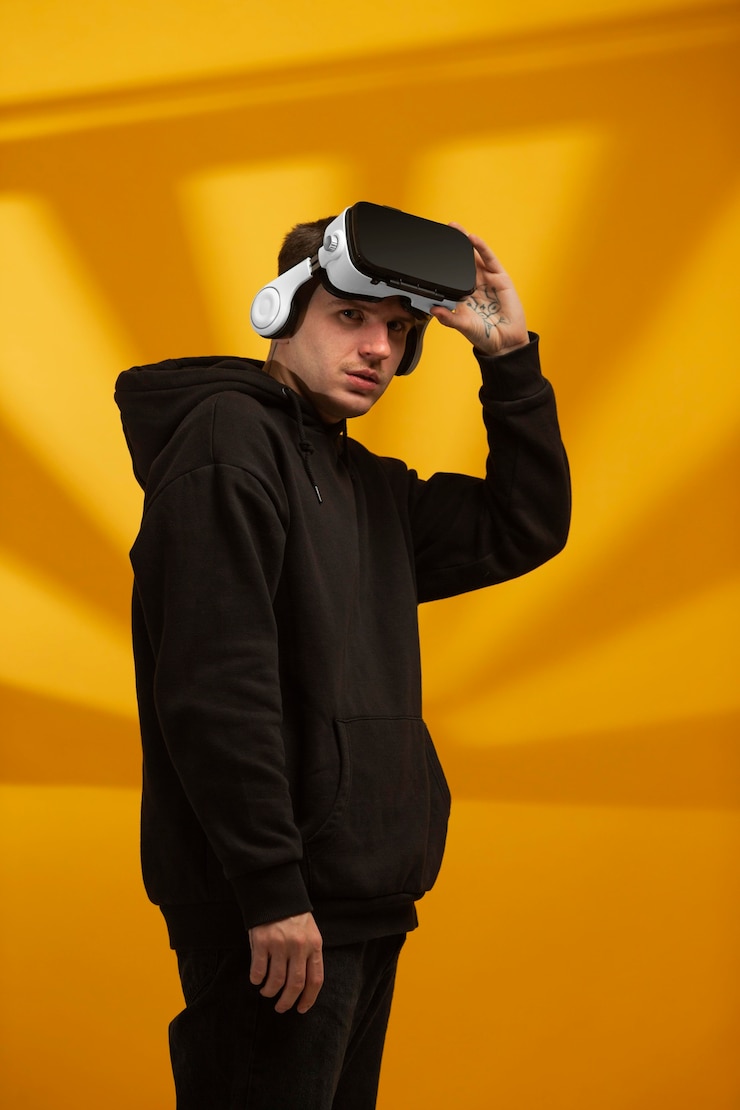 Foto gratuito hombre joven con gafas de realidad virtual en la cabeza