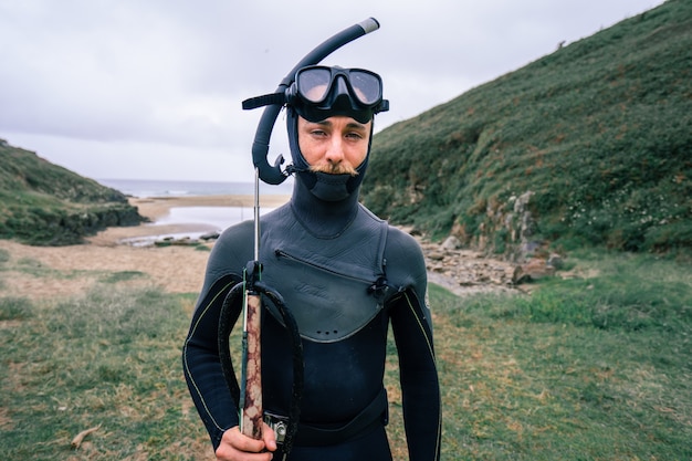 Foto gratuita hombre joven con gafas y ropa especial de buceo