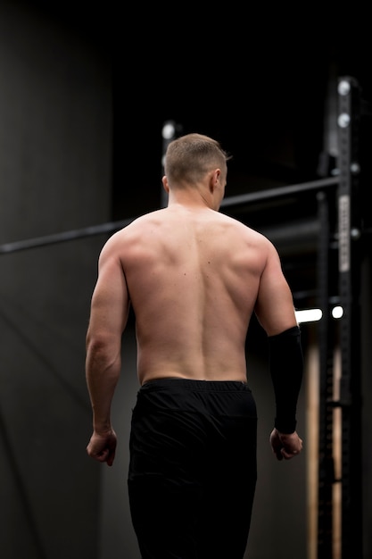 Hombre joven, en, gimnasio