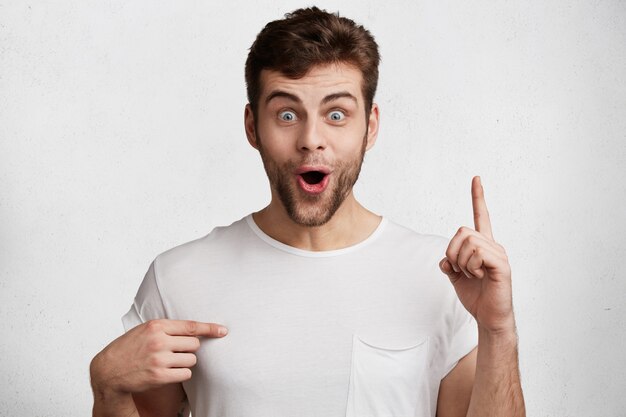 Hombre joven guapo en camiseta blanca