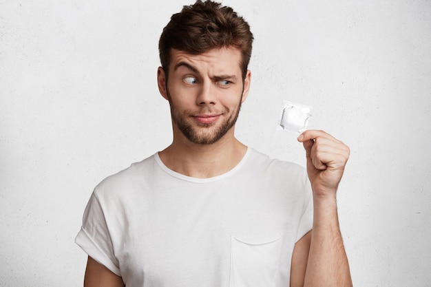 Hombre joven guapo en camiseta blanca