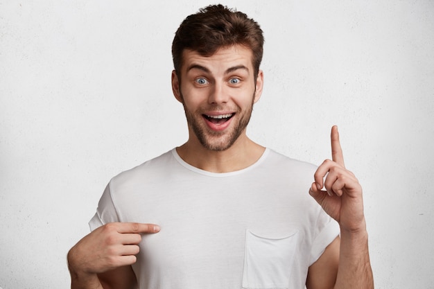 Hombre joven guapo en camiseta blanca