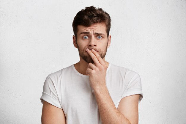 Hombre joven guapo en camiseta blanca