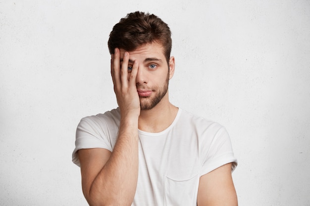 Hombre joven guapo en camiseta blanca