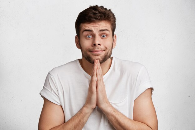 Hombre joven guapo en camiseta blanca