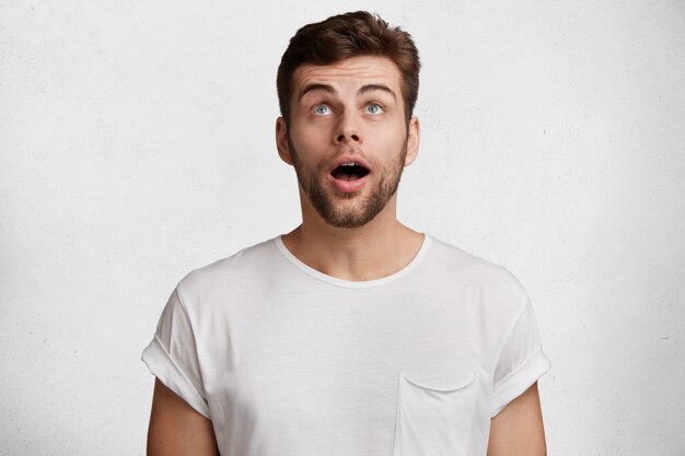 Hombre joven guapo en camiseta blanca