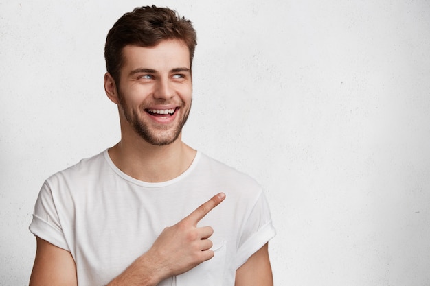 Hombre joven guapo en camiseta blanca