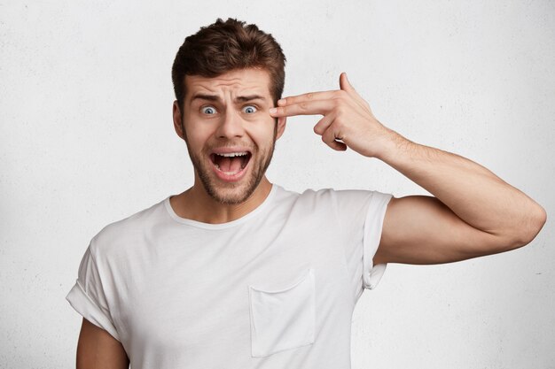 Hombre joven guapo en camiseta blanca