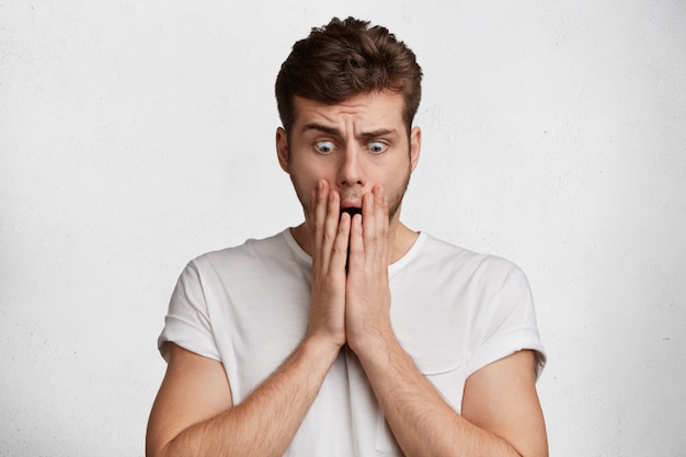 Foto gratuita hombre joven guapo en camiseta blanca