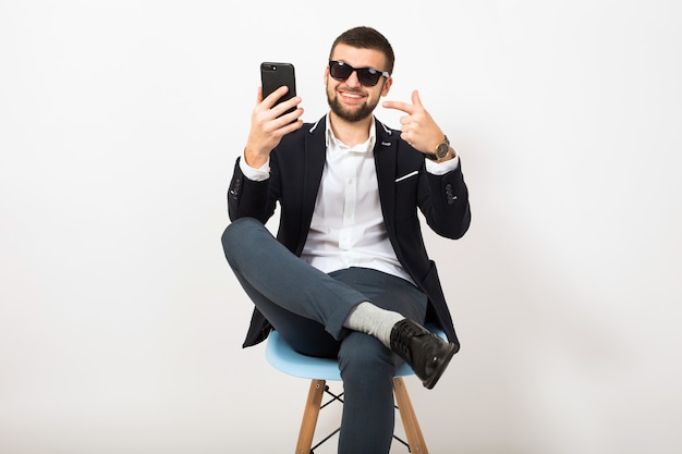 Hombre joven guapo con estilo hipster en chaqueta joven