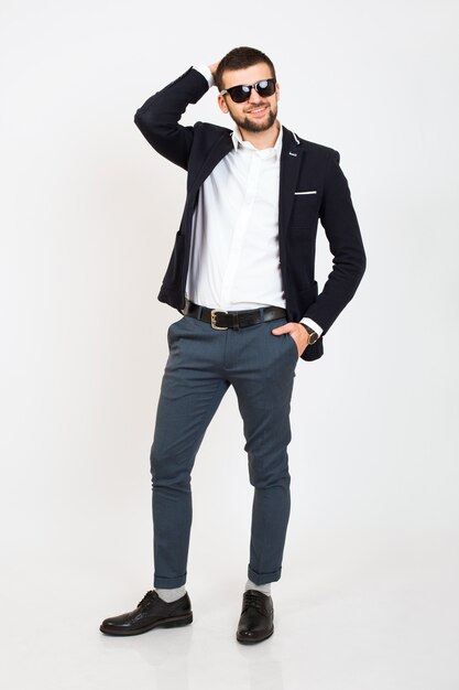 Hombre joven guapo con estilo hipster en chaqueta negra, estilo de negocios, camisa blanca, aislado, de pie sobre fondo blanco, sonriente, atractivo, de altura completa, con aspecto seguro y fresco