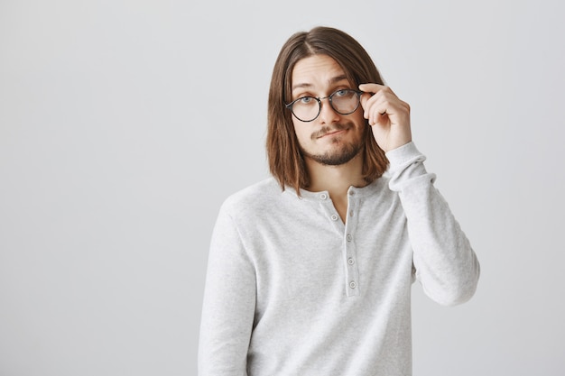 Foto gratuita hombre joven guapo con gafas sonriendo